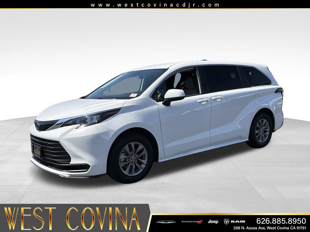 Used 2025 Toyota Sienna LE FWD image 5