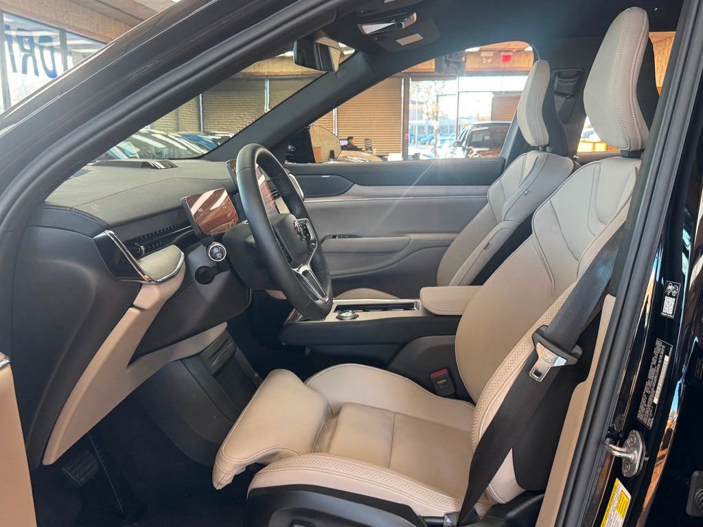 Used 2025 Volvo EX90 Plus image 17