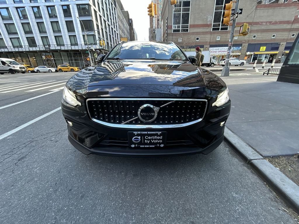 Certified 2023 Volvo V60 B5 Cross Country Plus AWD/4WD image 3