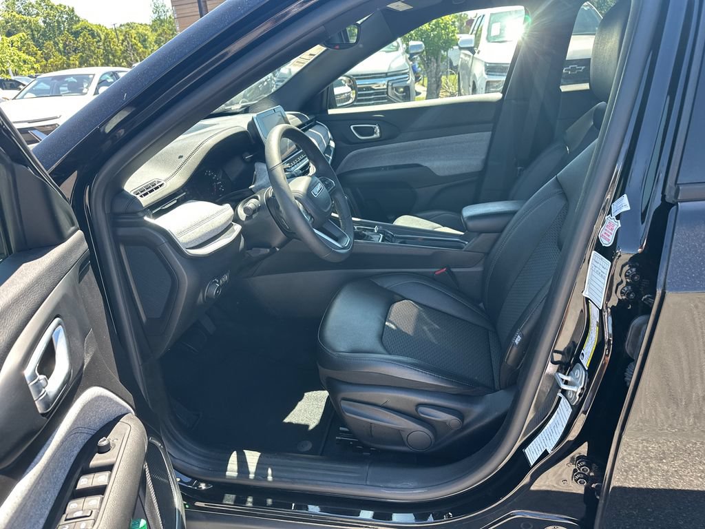 Used 2025 Jeep Compass Latitude AWD/4WD image 9