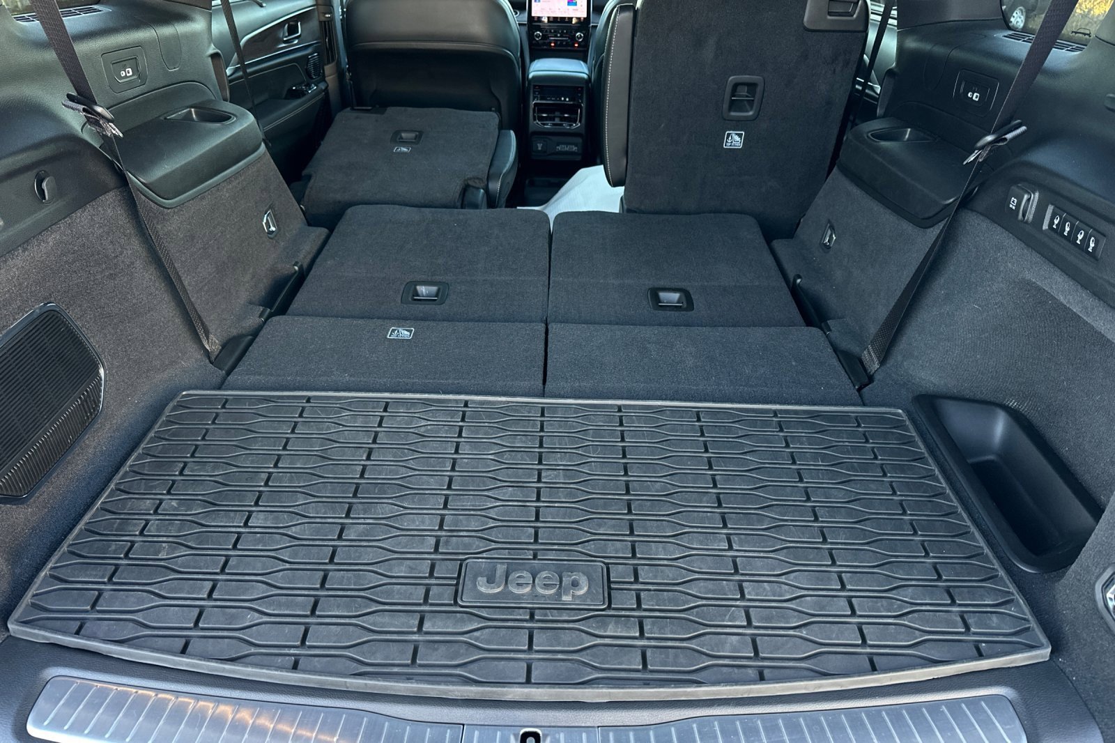 Used 2022 Jeep Grand Cherokee L Overland w/ Advanced Protech Group III image 15