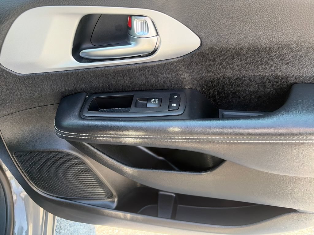 Used 2025 Chrysler Pacifica Limited FWD image 46