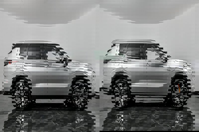 New 2025 Mitsubishi Outlander SE image 9