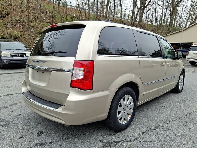 Used 2016 Chrysler Town & Country Touring image 8