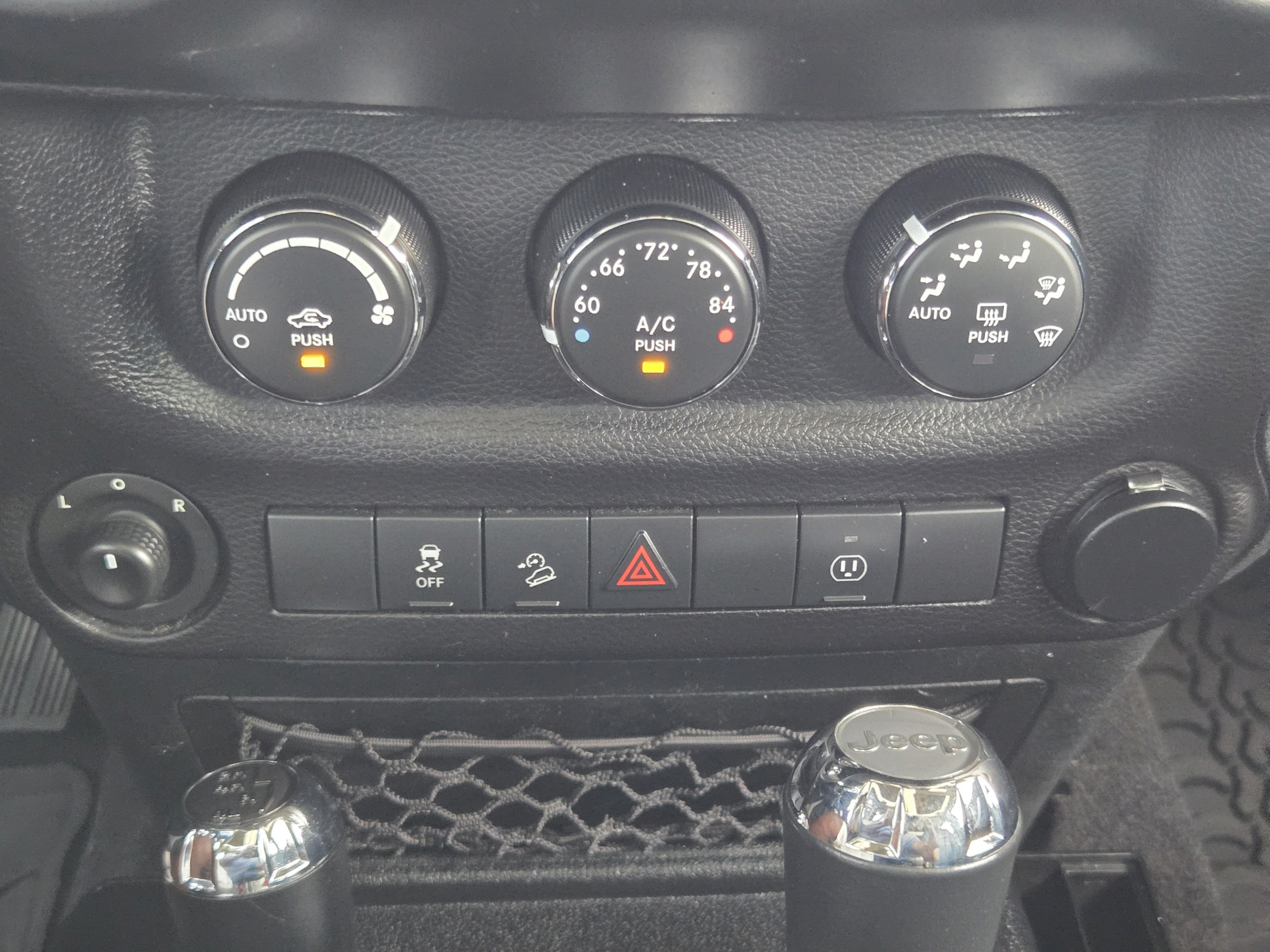 Used 2017 Jeep Wrangler Unlimited Sahara w/ Connectivity Group AWD/4WD image 14