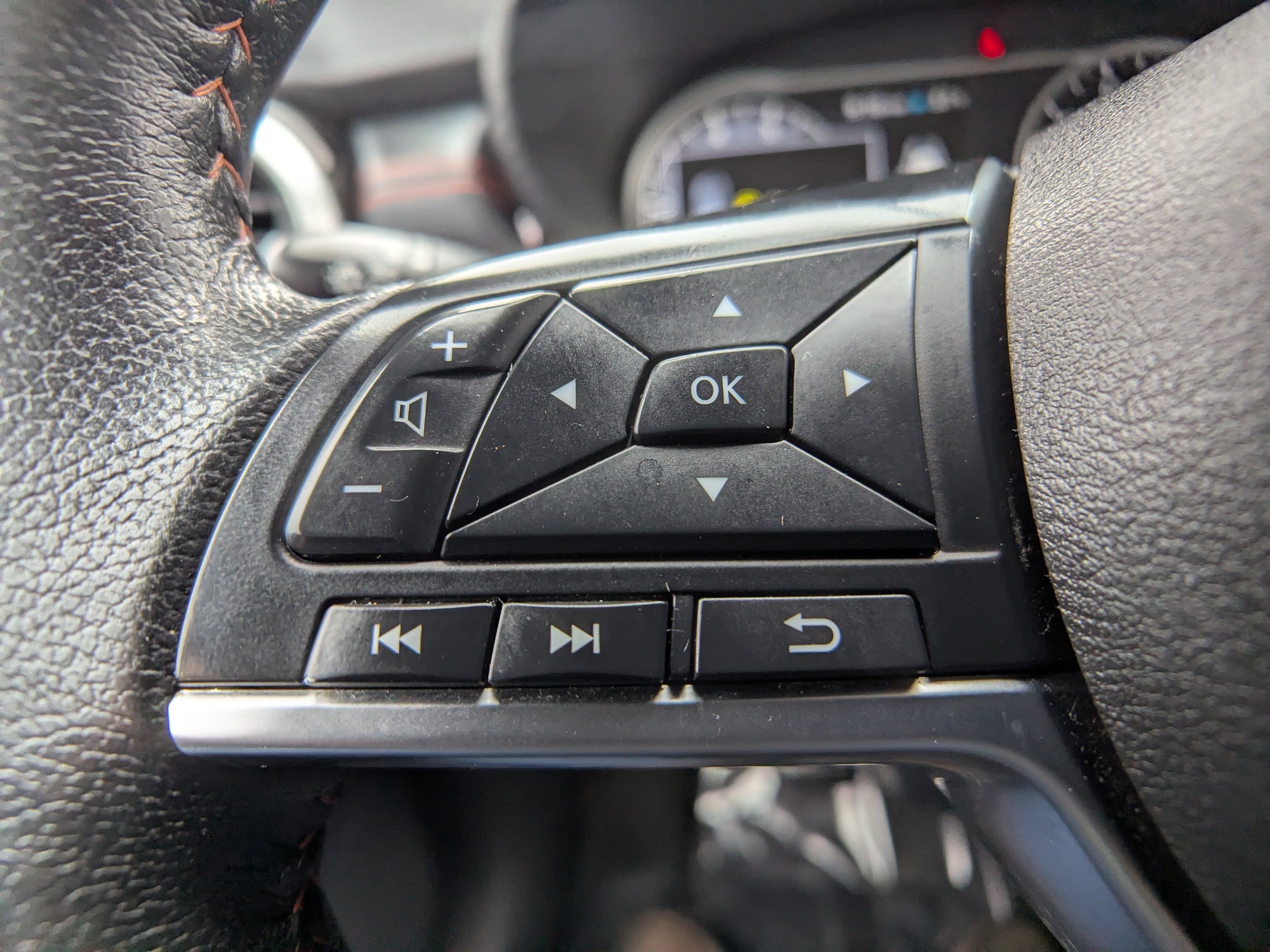 Used 2024 Nissan Versa SR FWD image 24