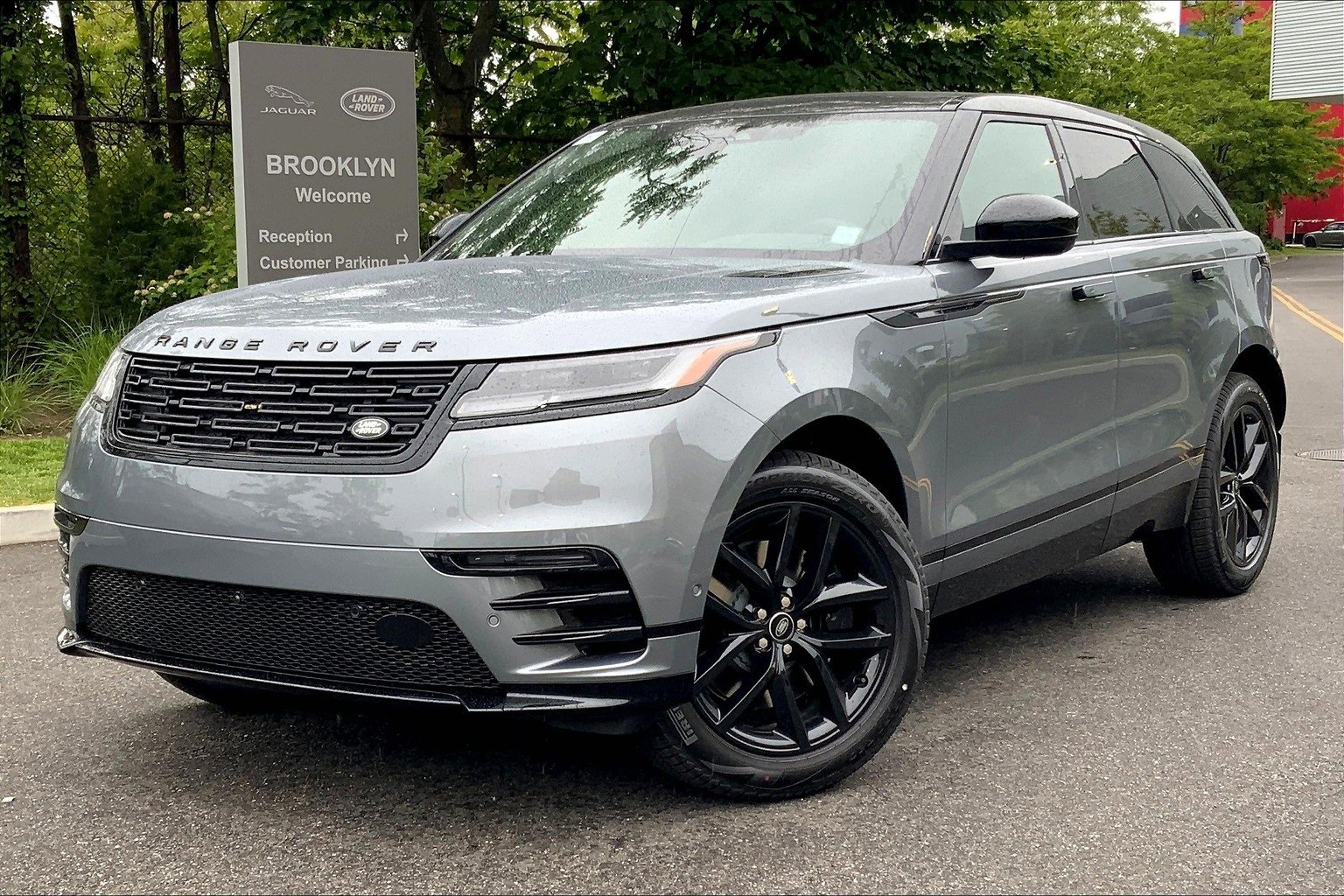 New 2026 Land Rover Range Rover Velar Dynamic SE image 1