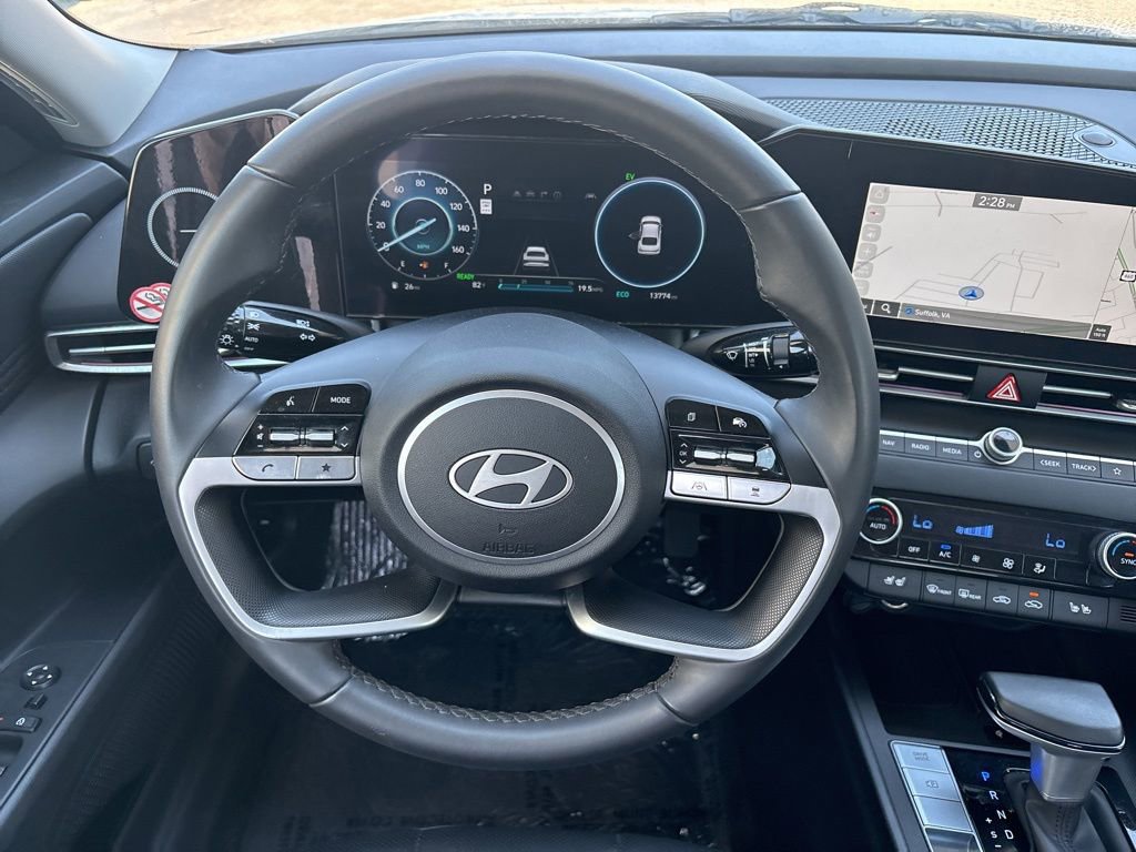 Used 2025 Hyundai Elantra Limited FWD image 17
