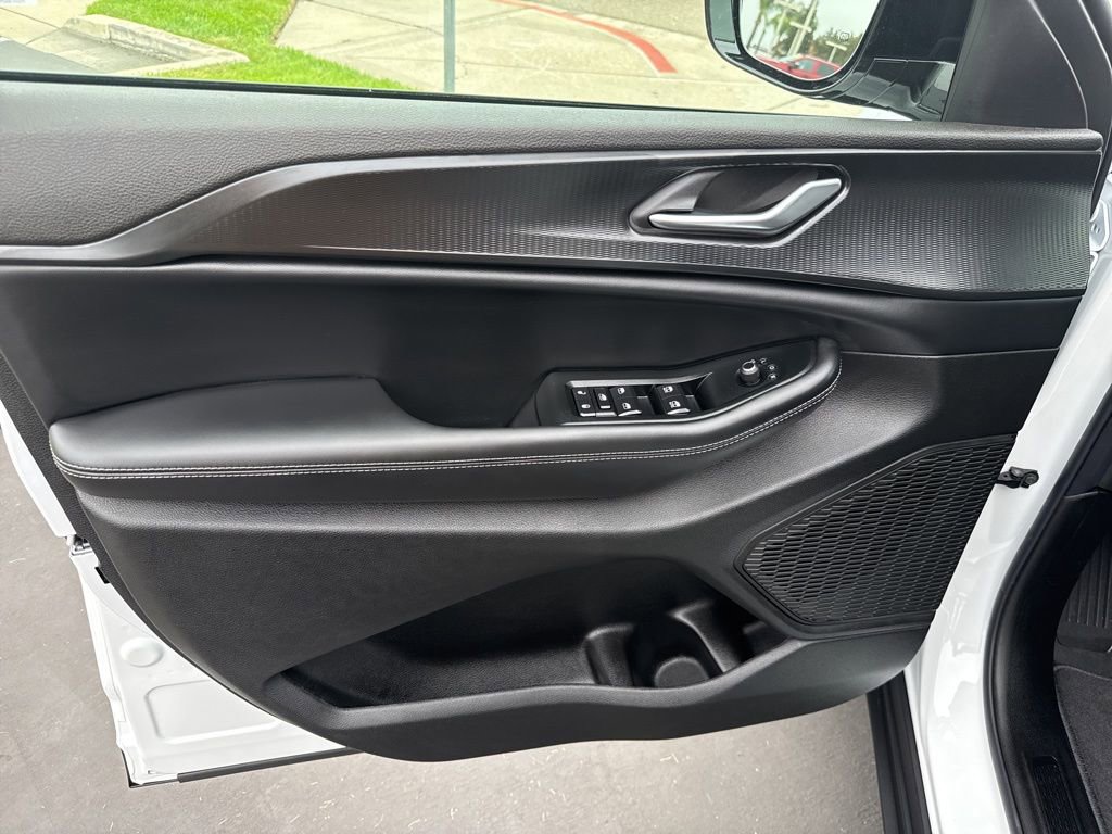 New 2025 Jeep Grand Cherokee Altitude AWD/4WD image 23