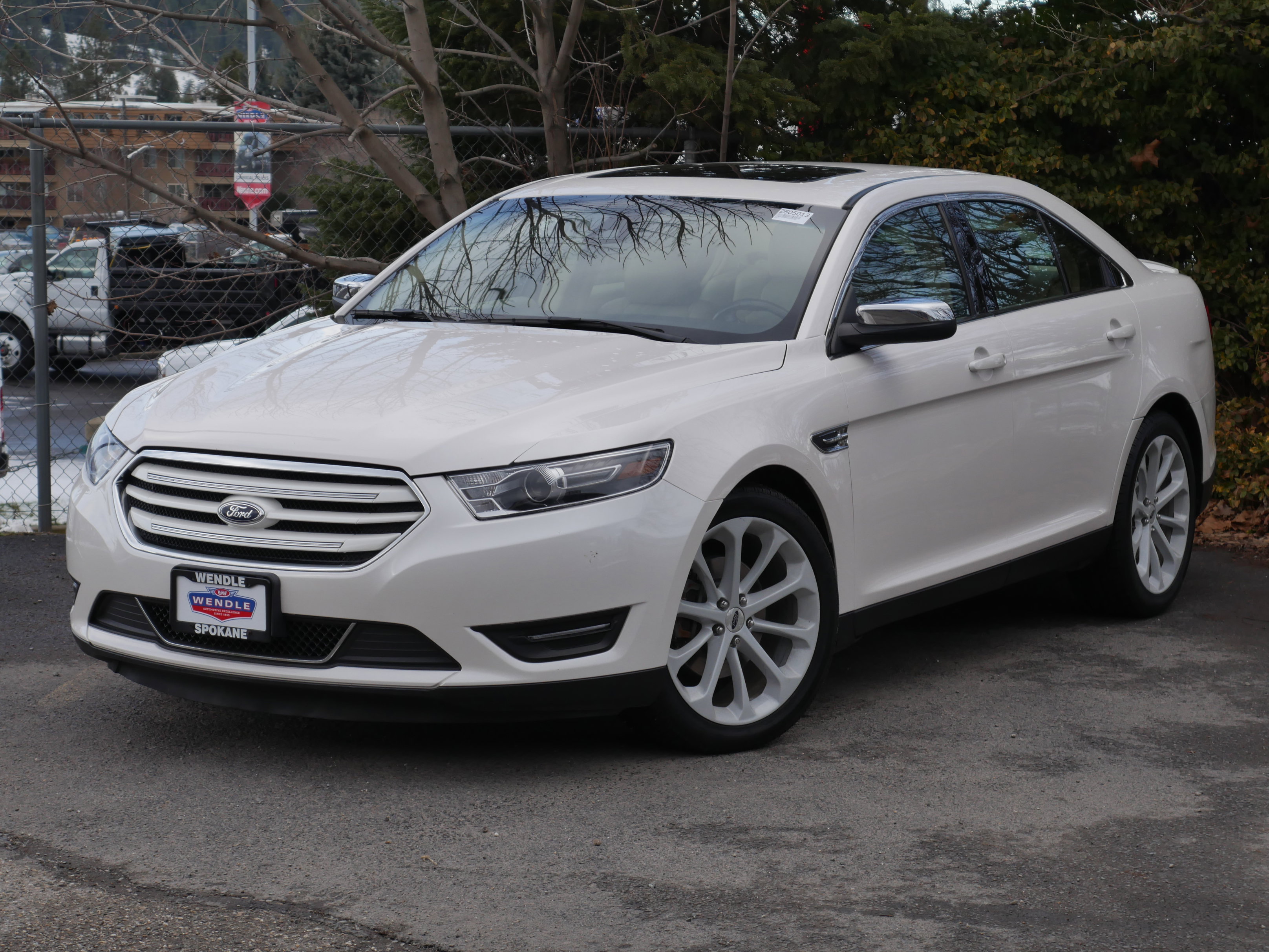 Used 2017 Ford Taurus Limited image 2