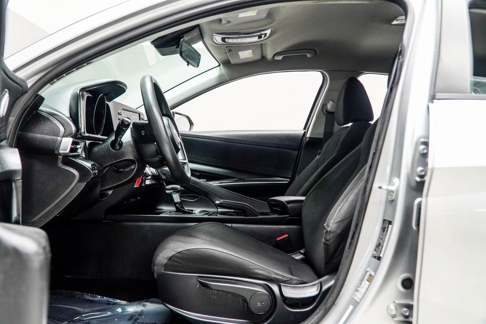 Used 2021 Hyundai Elantra SE image 30