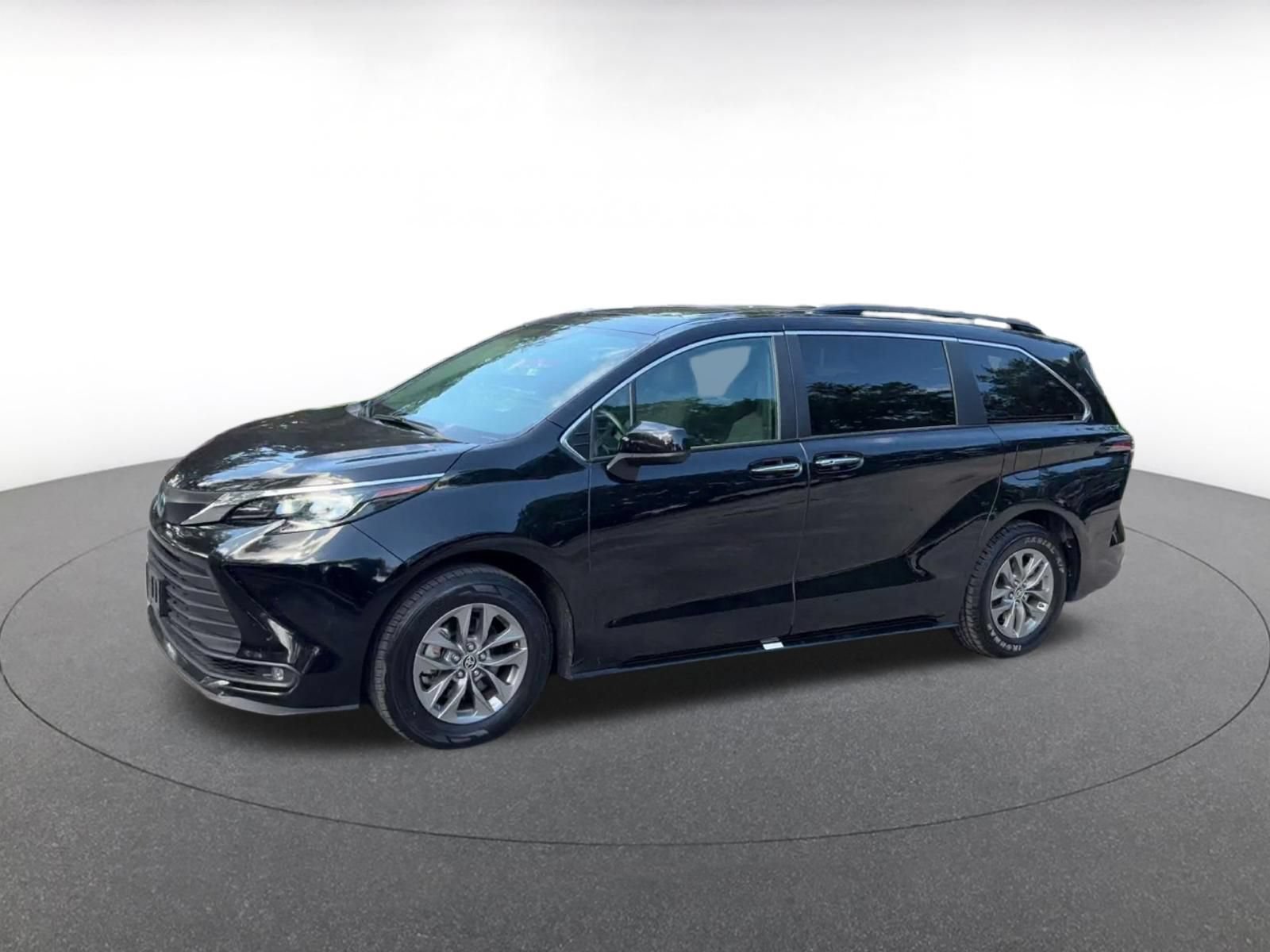 Used 2025 Toyota Sienna XLE FWD image 7
