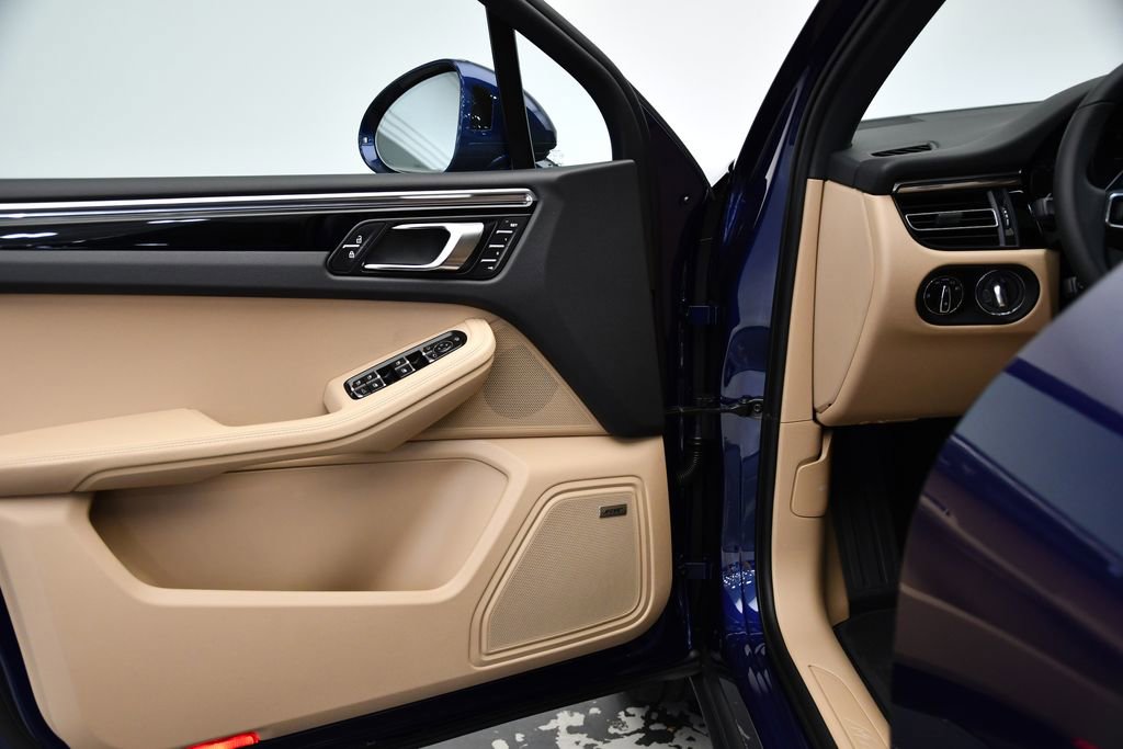 Used 2025 Porsche Macan image 32