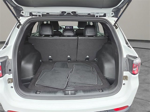 Used 2024 Jeep Compass Latitude image 30