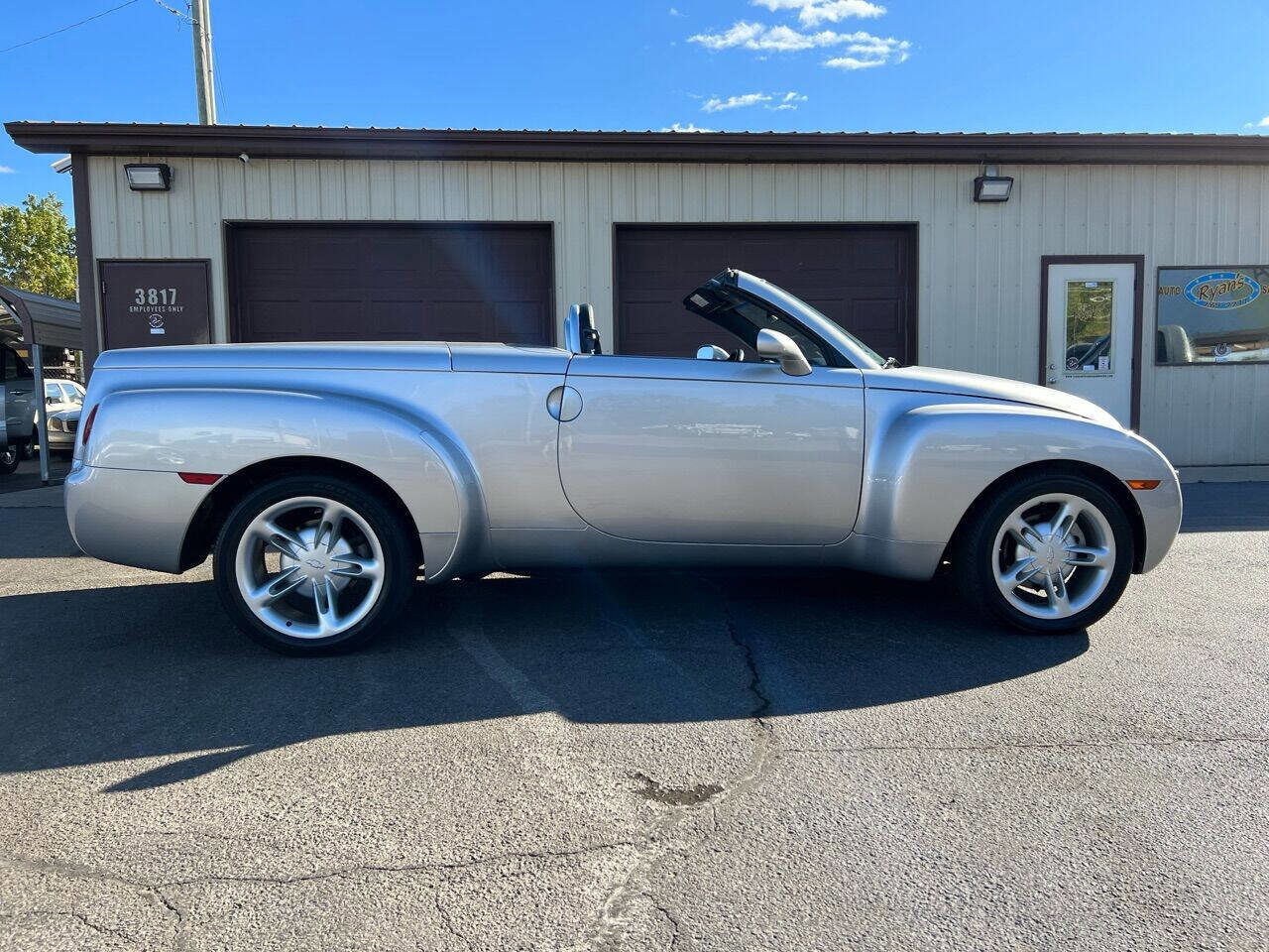Used 2004 Chevrolet SSR w/ Preferred Equipment Group RWD image 10