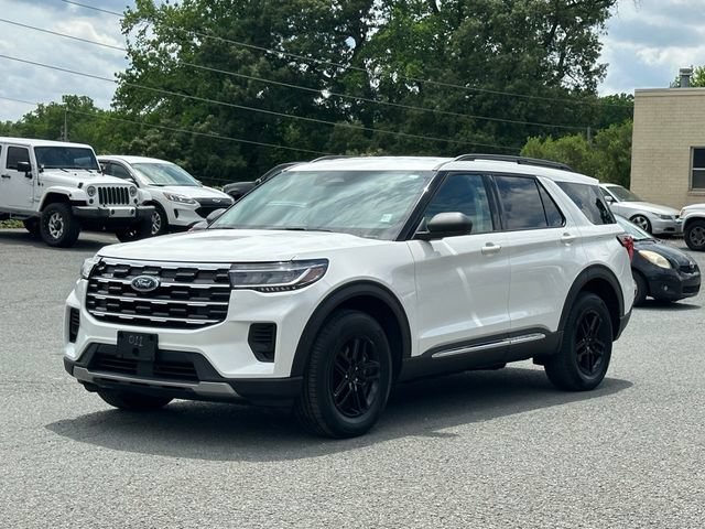 Used 2025 Ford Explorer Active AWD/4WD image 2