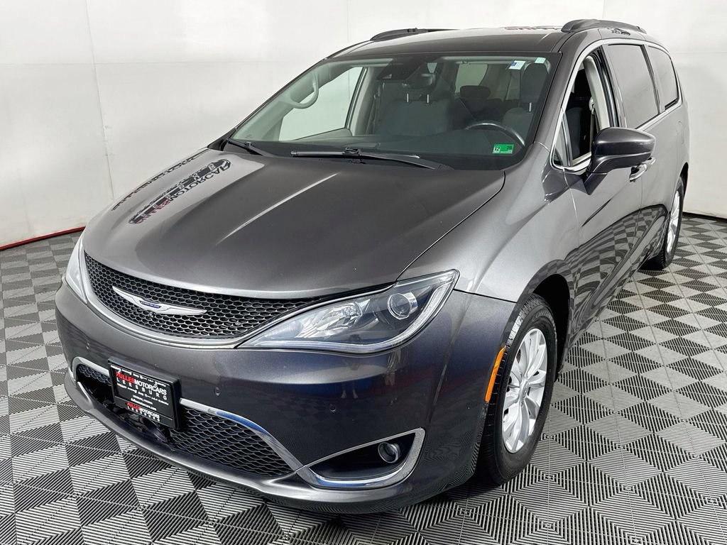 Used 2019 Chrysler Pacifica Touring Plus w/ Advanced Safetytec Group FWD image 3