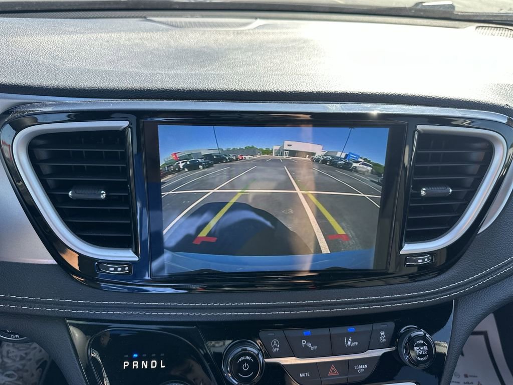 Used 2023 Chrysler Pacifica Touring FWD image 23