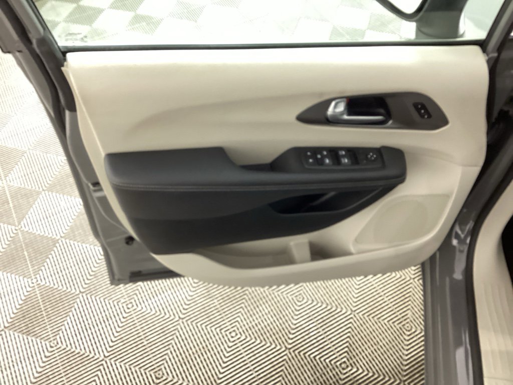 Used 2023 Chrysler Pacifica Touring-L image 20