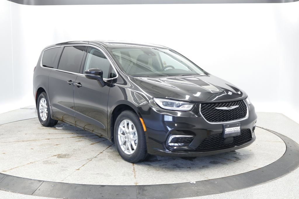 Used 2023 Chrysler Pacifica Touring-L FWD image 10