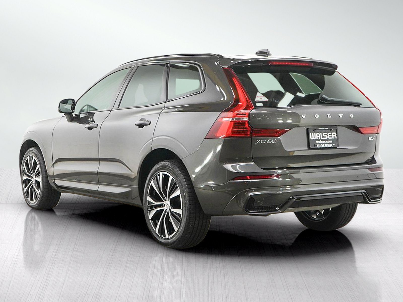Used 2025 Volvo XC60 B5 Plus AWD/4WD image 3