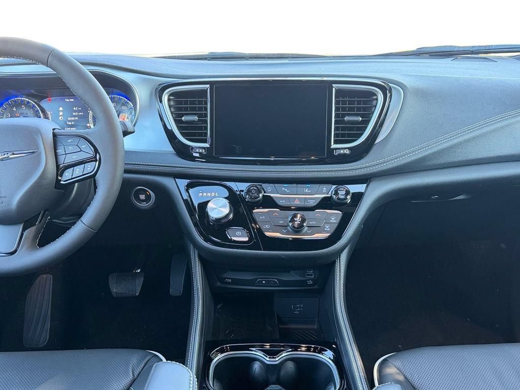 New 2026 Chrysler Pacifica Limited w/ Uconnect Theater Family Group FWD image 11