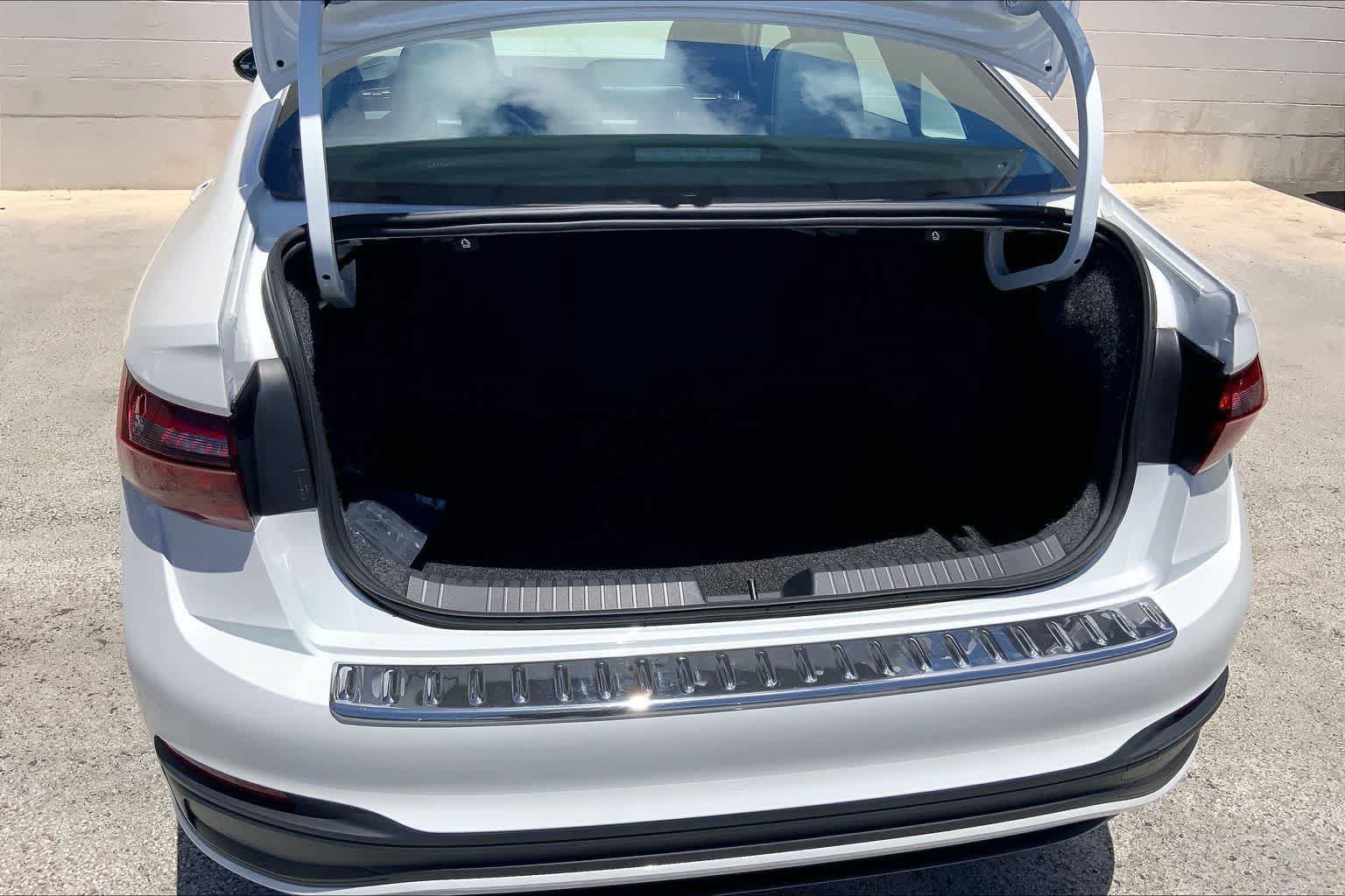 Used 2026 Volkswagen Jetta SE FWD image 18