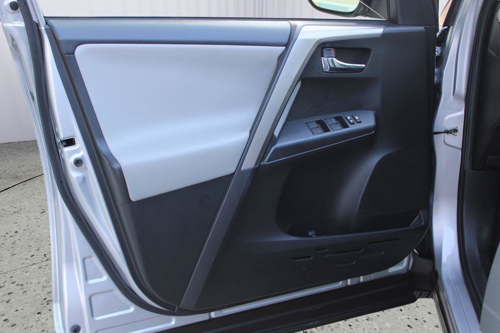 Used 2018 Toyota RAV4 XLE AWD/4WD image 45