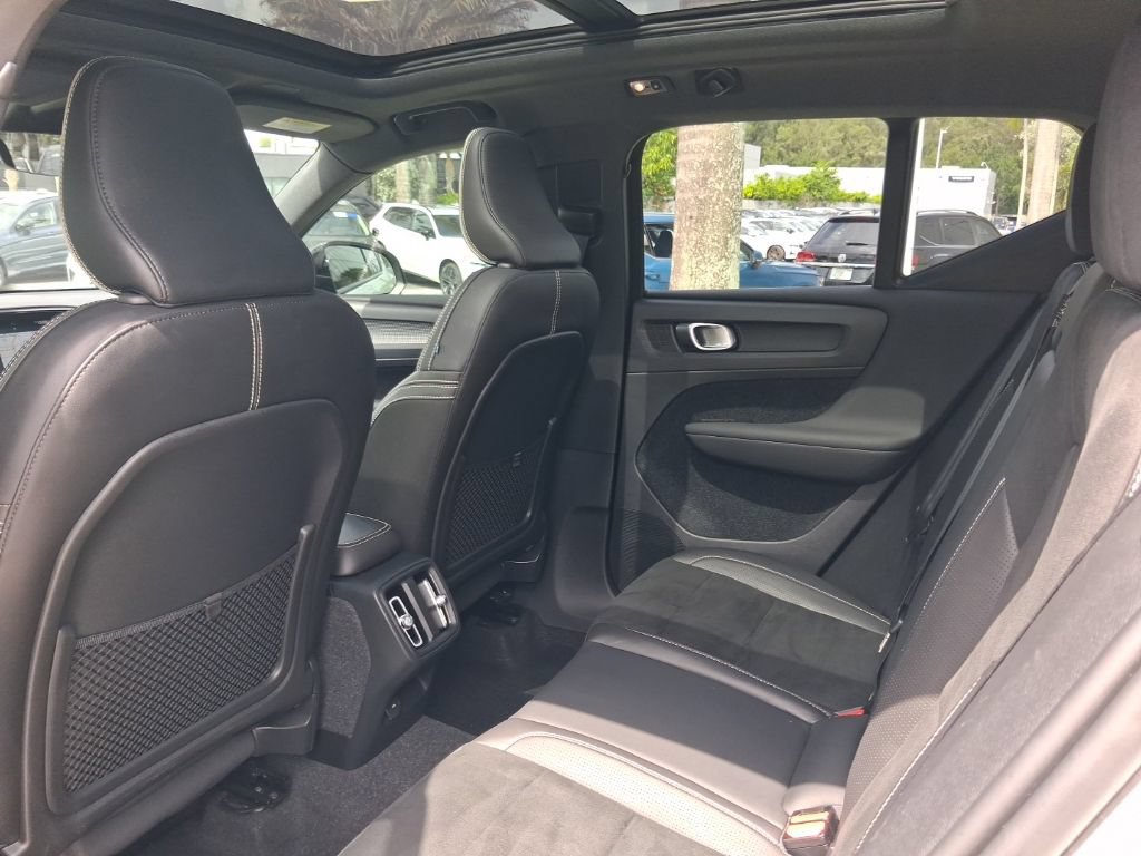 Used 2021 Volvo XC40 T4 R-Design w/ Protection Package Premier FWD image 6