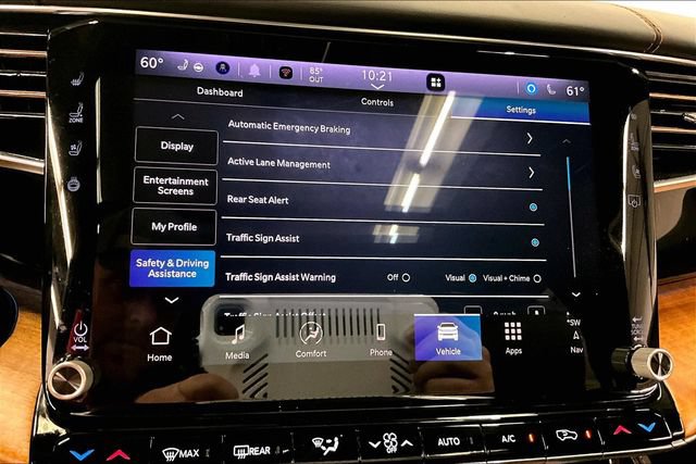Used 2025 Jeep Grand Wagoneer L Series III w/ Rear-Seat Entertainment Group AWD/4WD image 38