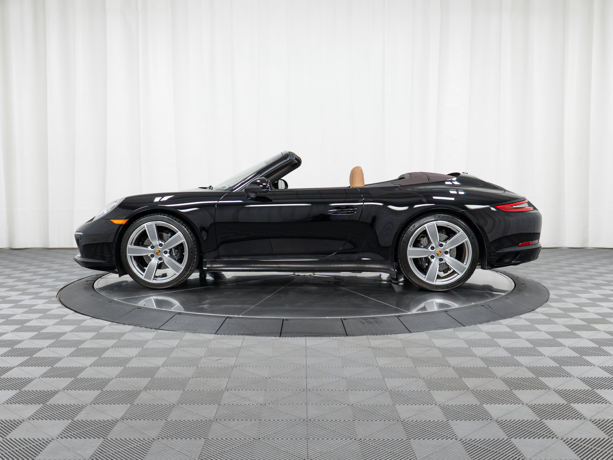 Certified 2019 Porsche 911 Carrera image 2