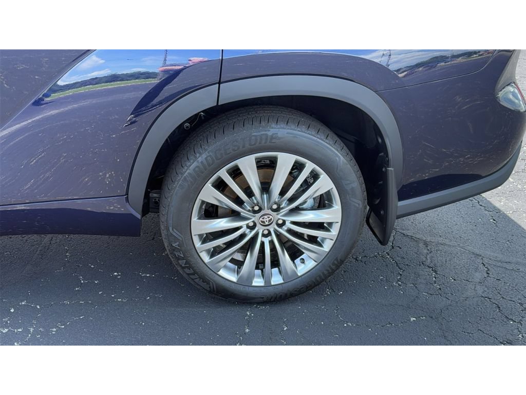 New 2026 Toyota Highlander Platinum AWD/4WD image 13