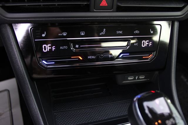 Used 2025 Volkswagen Jetta SE w/ Sunroof Package image 16