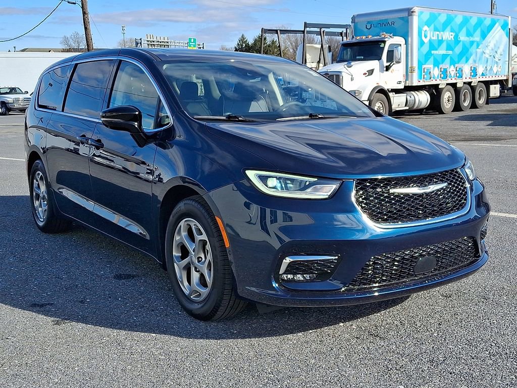 Used 2024 Chrysler Pacifica Limited image 3