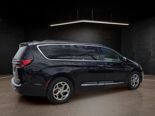 Used 2023 Chrysler Pacifica Limited FWD image 7
