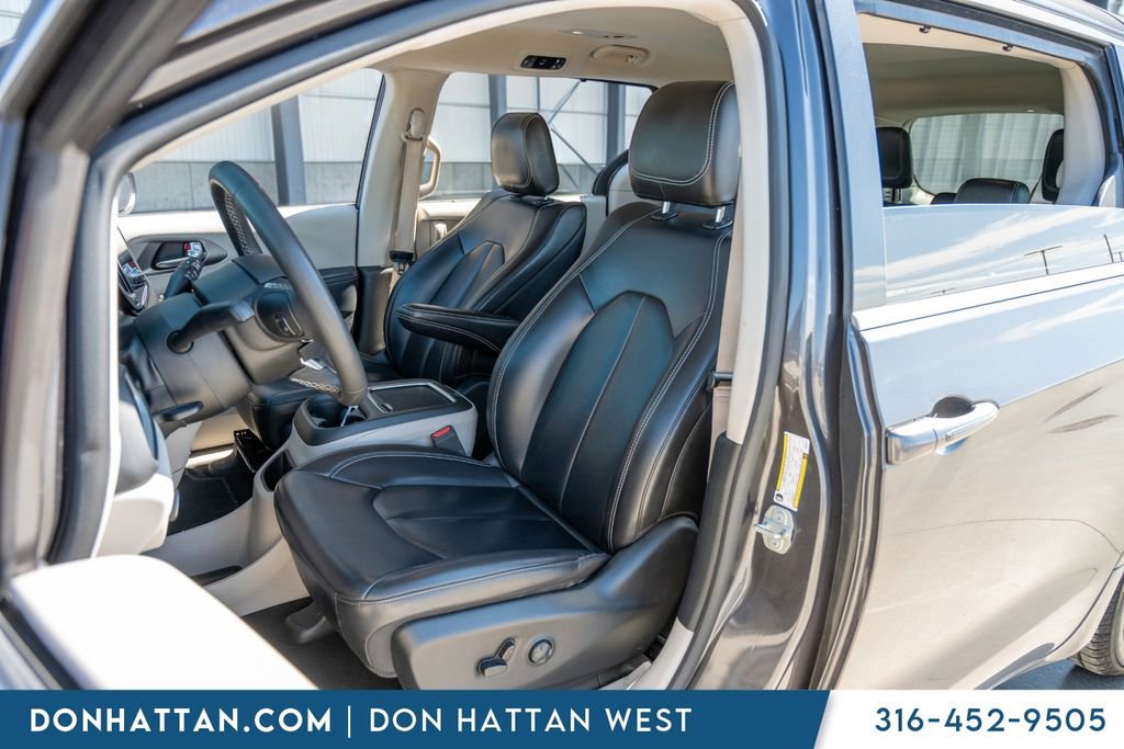 Used 2023 Chrysler Pacifica Touring-L FWD image 4
