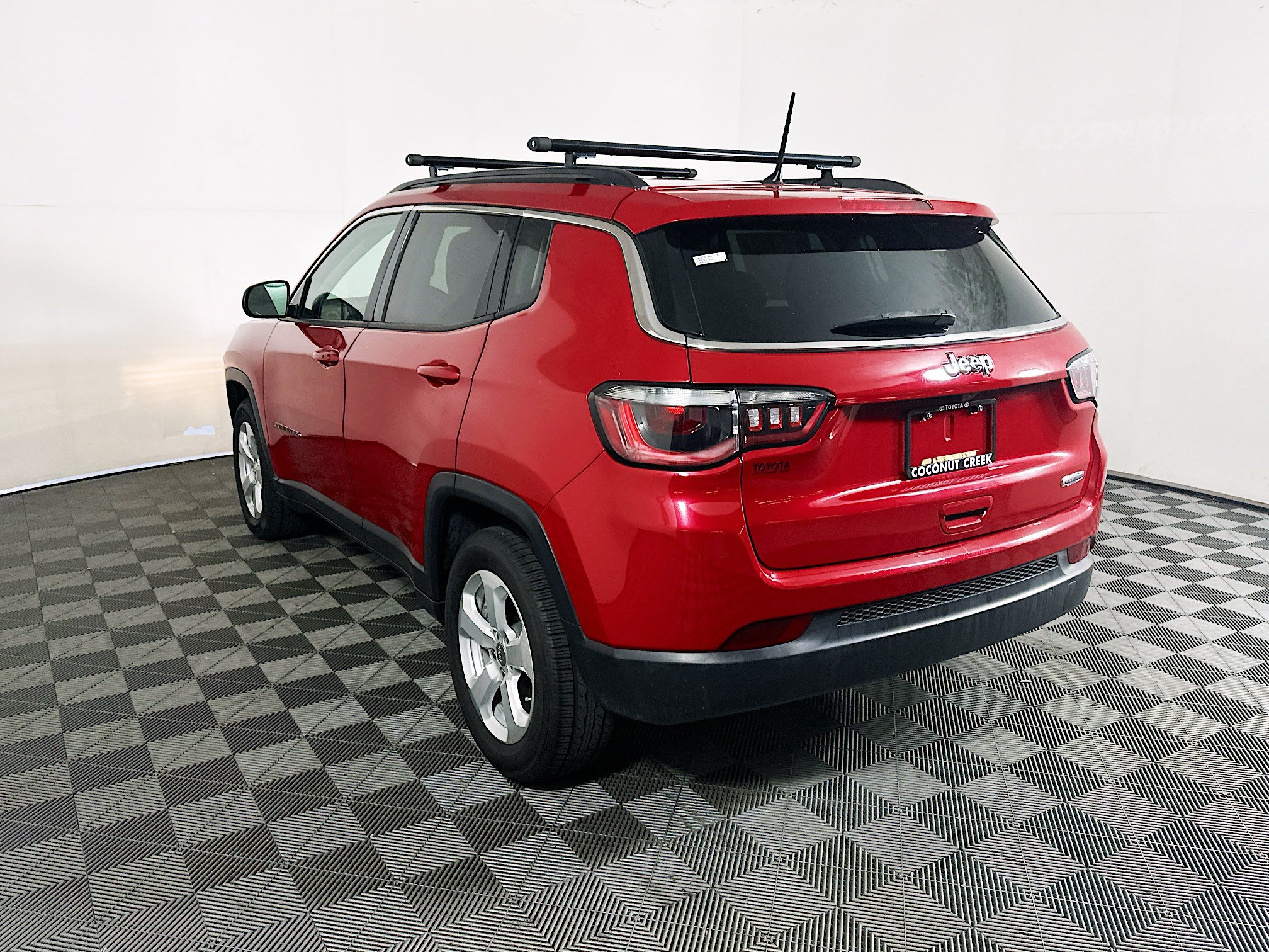 Used 2018 Jeep Compass Latitude FWD image 5
