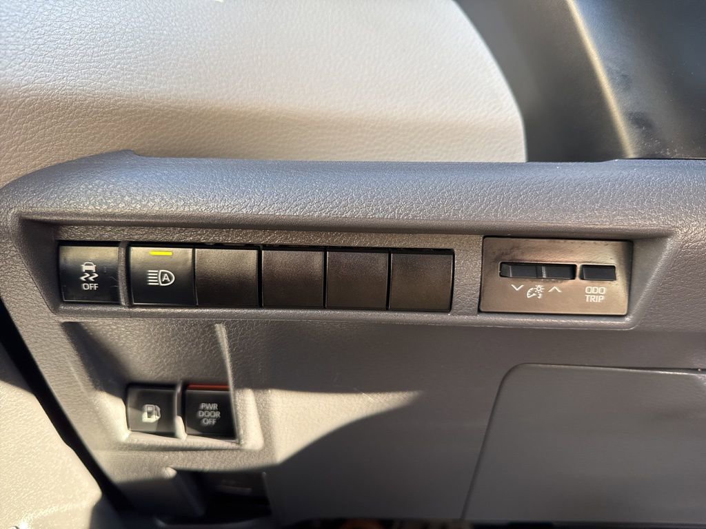 Used 2022 Toyota Sienna XLE image 24