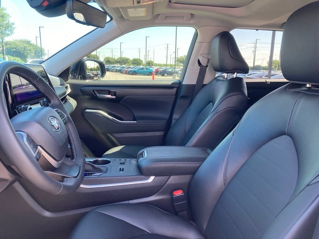 Certified 2025 Toyota Highlander XLE FWD image 9
