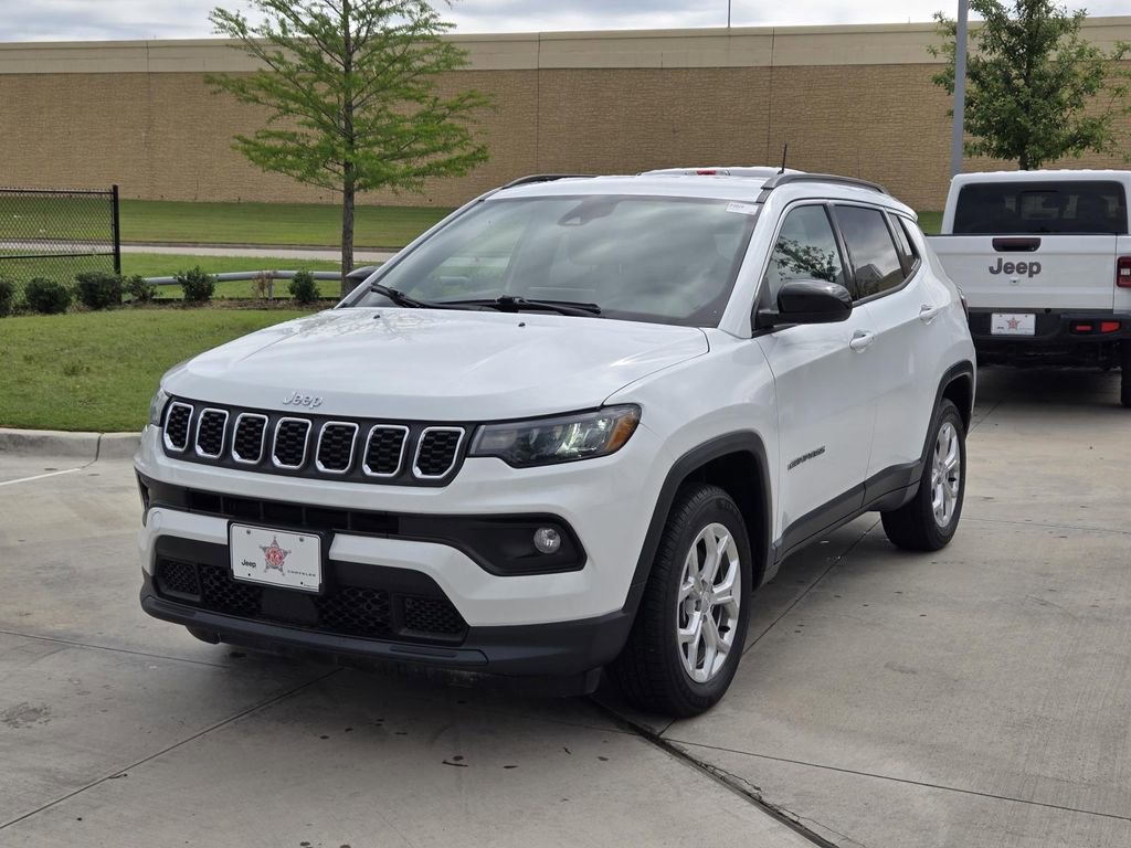 Used 2024 Jeep Compass Latitude AWD/4WD image 1