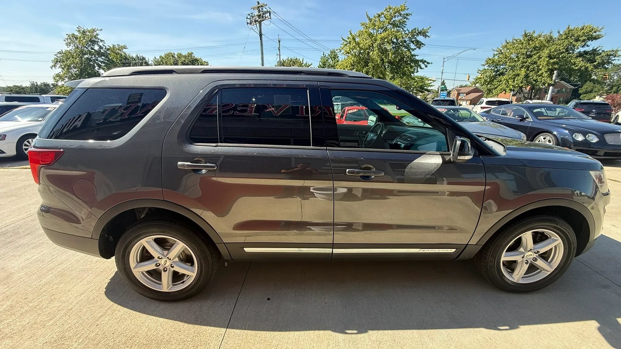 Used 2016 Ford Explorer XLT w/ Equipment Group 202A AWD/4WD image 7