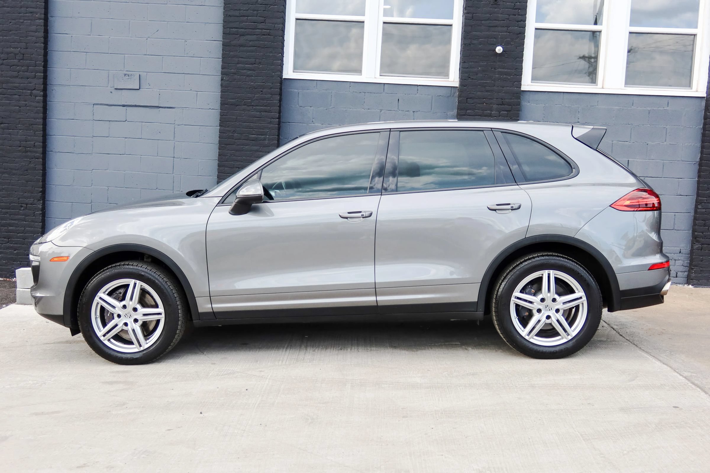 Used 2016 Porsche Cayenne w/ Premium Package AWD/4WD image 5