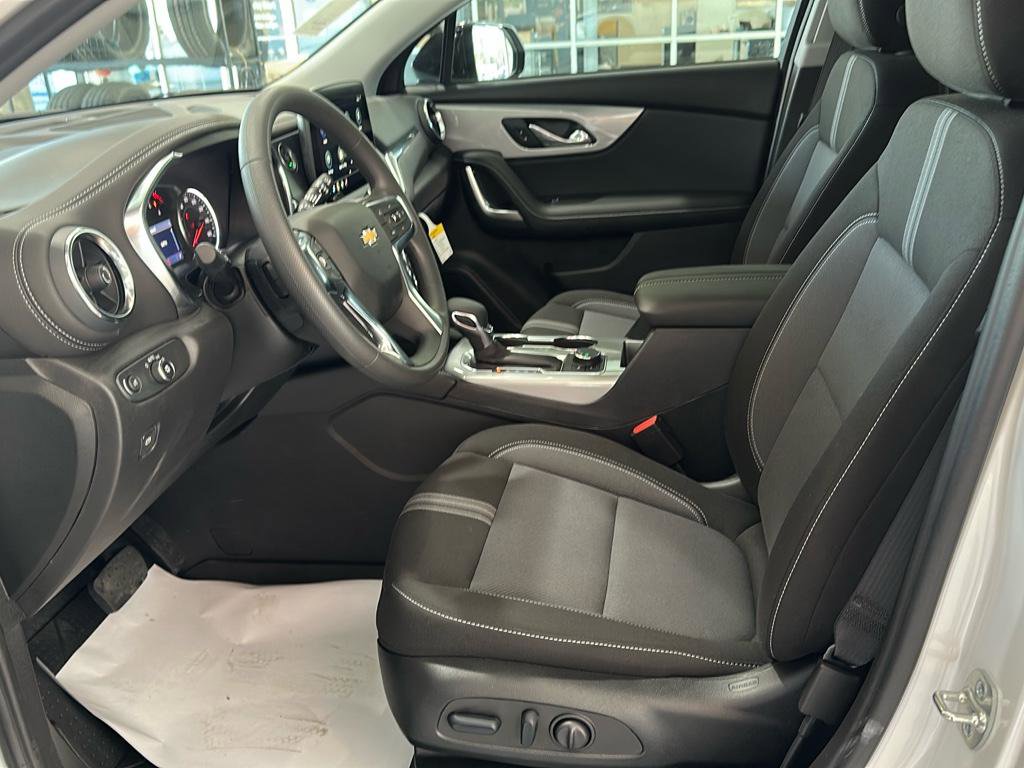 New 2025 Chevrolet Blazer LT w/ Midnight/Sport Edition image 5