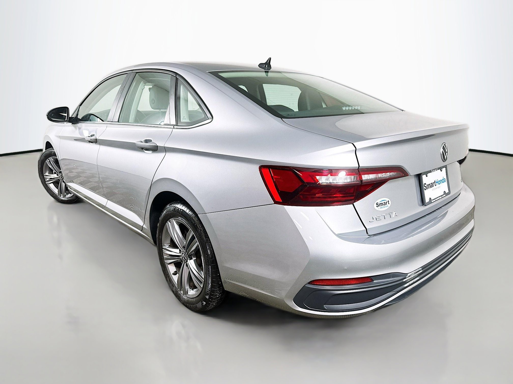 Used 2024 Volkswagen Jetta SE image 5