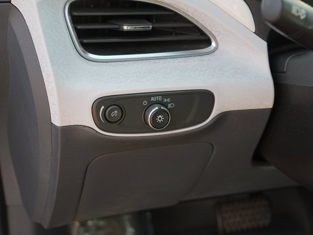 Used 2018 Chevrolet Bolt LT FWD image 17