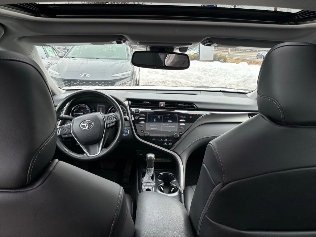 Used 2020 Toyota Camry SE w/ Sunroof Package image 16