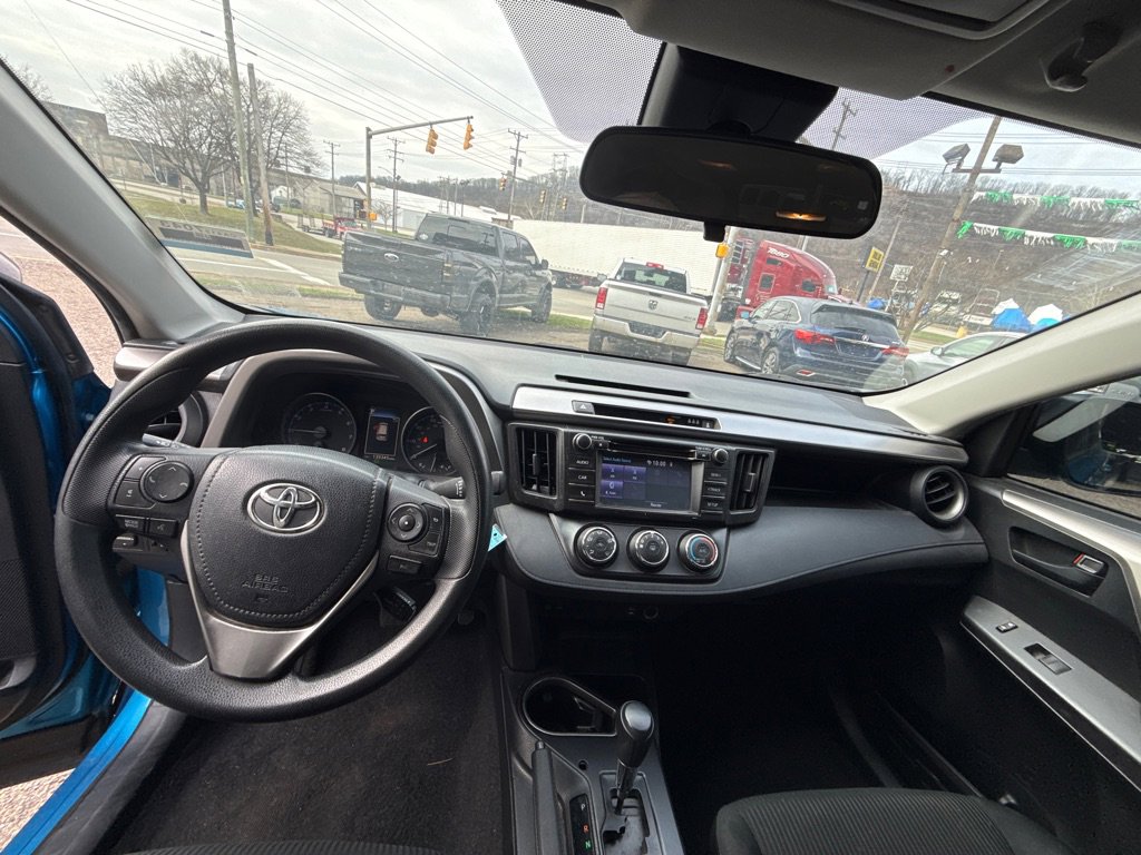 Used 2018 Toyota RAV4 LE FWD image 9