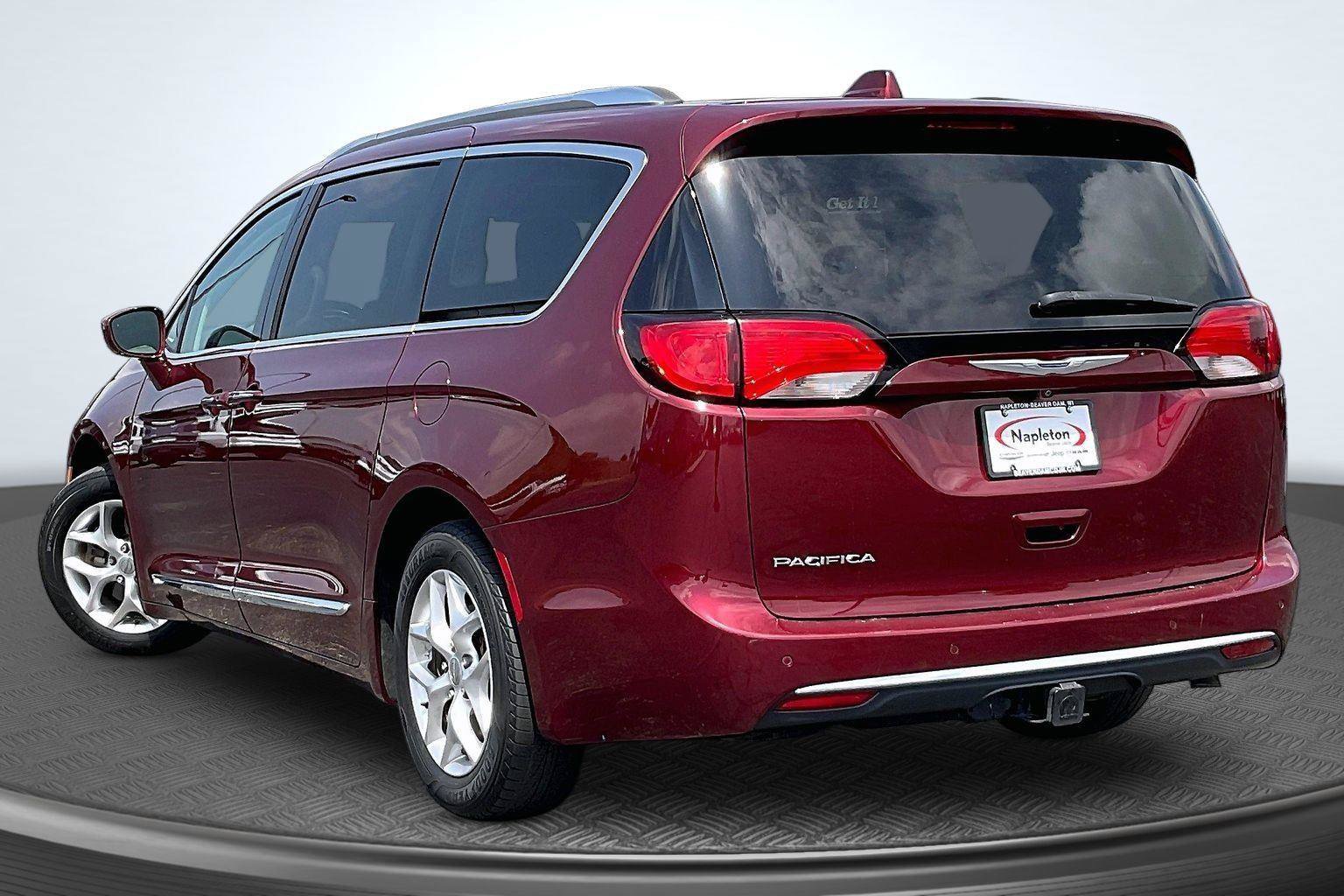 Used 2019 Chrysler Pacifica Touring-L w/ Tire & Wheel Group FWD image 13