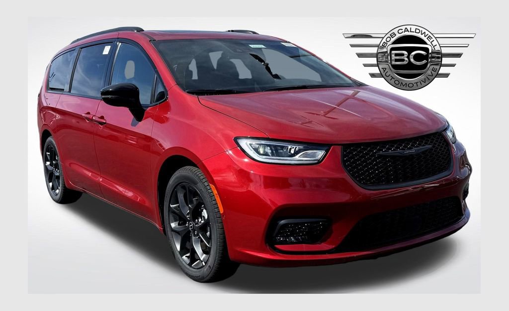 New 2026 Chrysler Pacifica Limited w/ Uconnect Theater Family Group