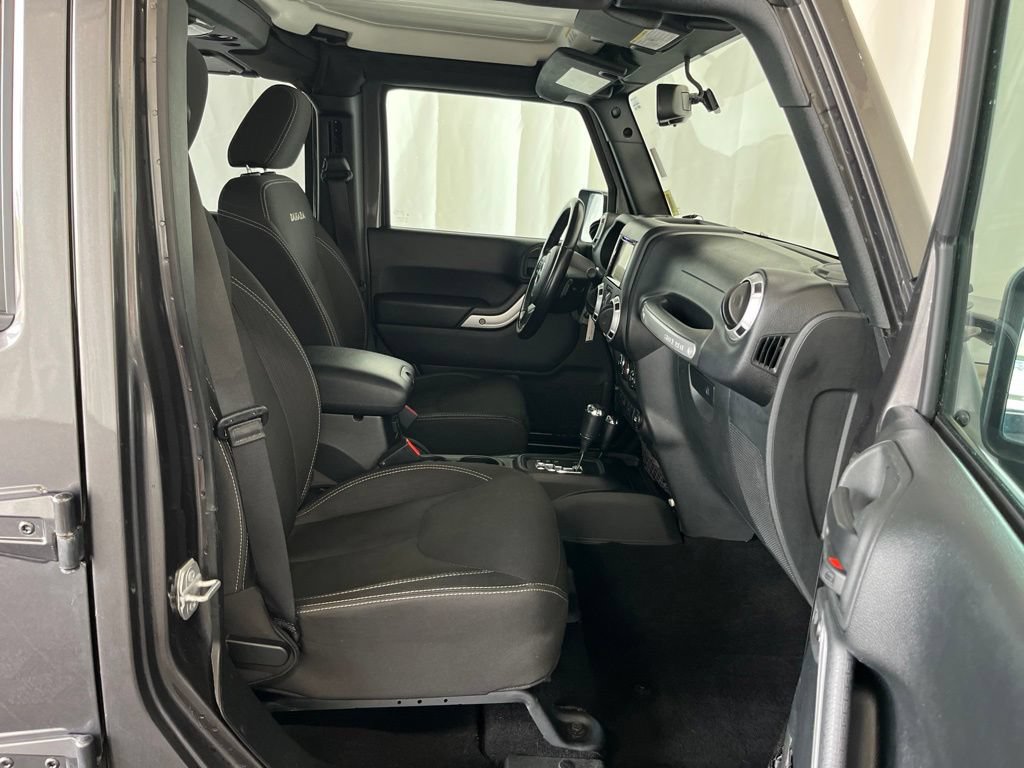 Used 2018 Jeep Wrangler Unlimited Sahara AWD/4WD image 17